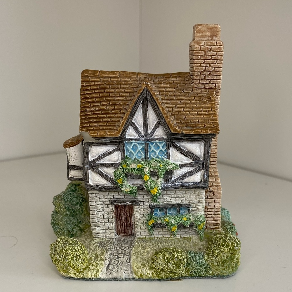 Vtg Museum Collection 1987 High Street Cottage Charming Figurine with Brown Roof